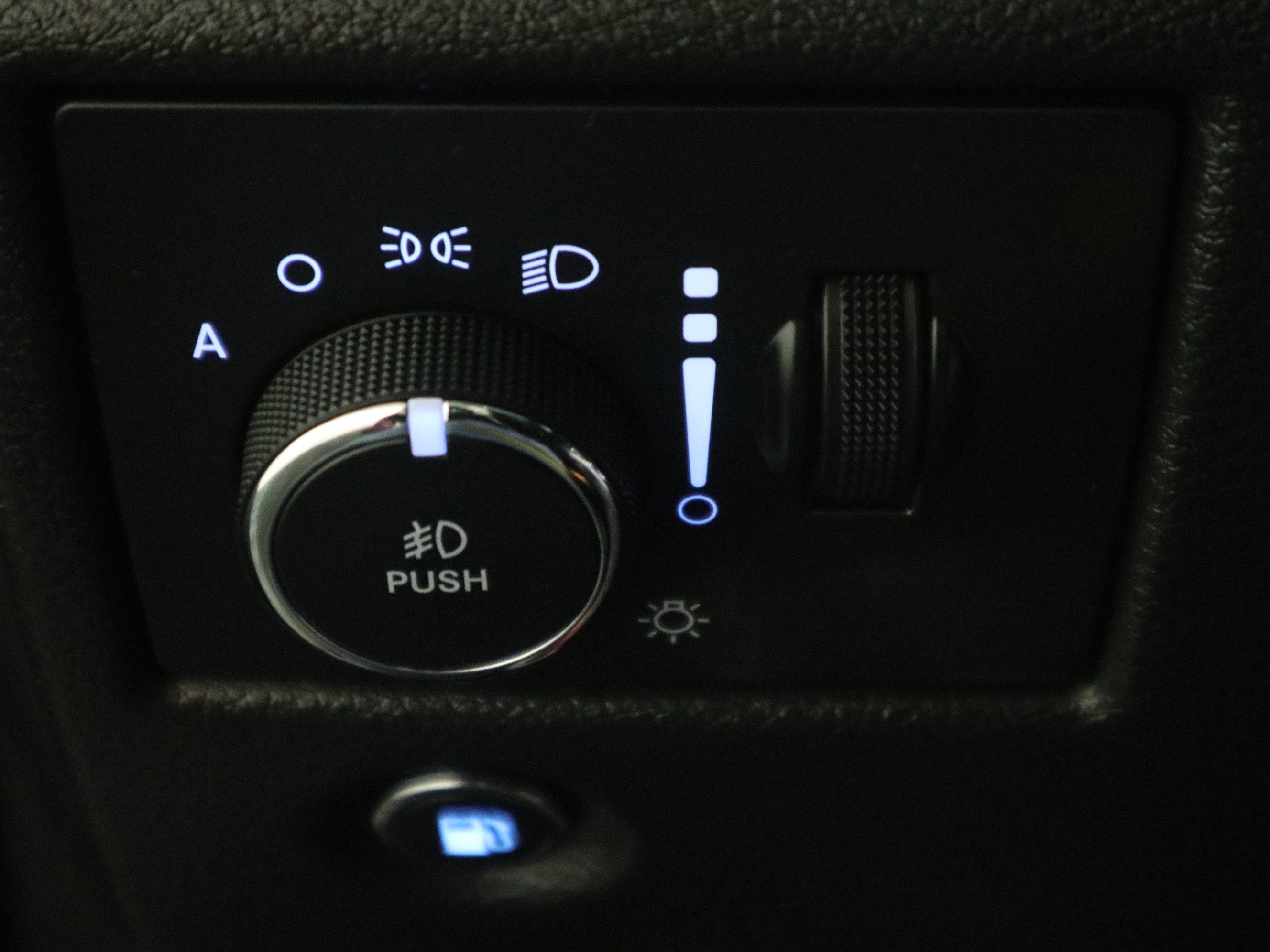 Used 2020 Jeep Grand Cherokee Overland image 32