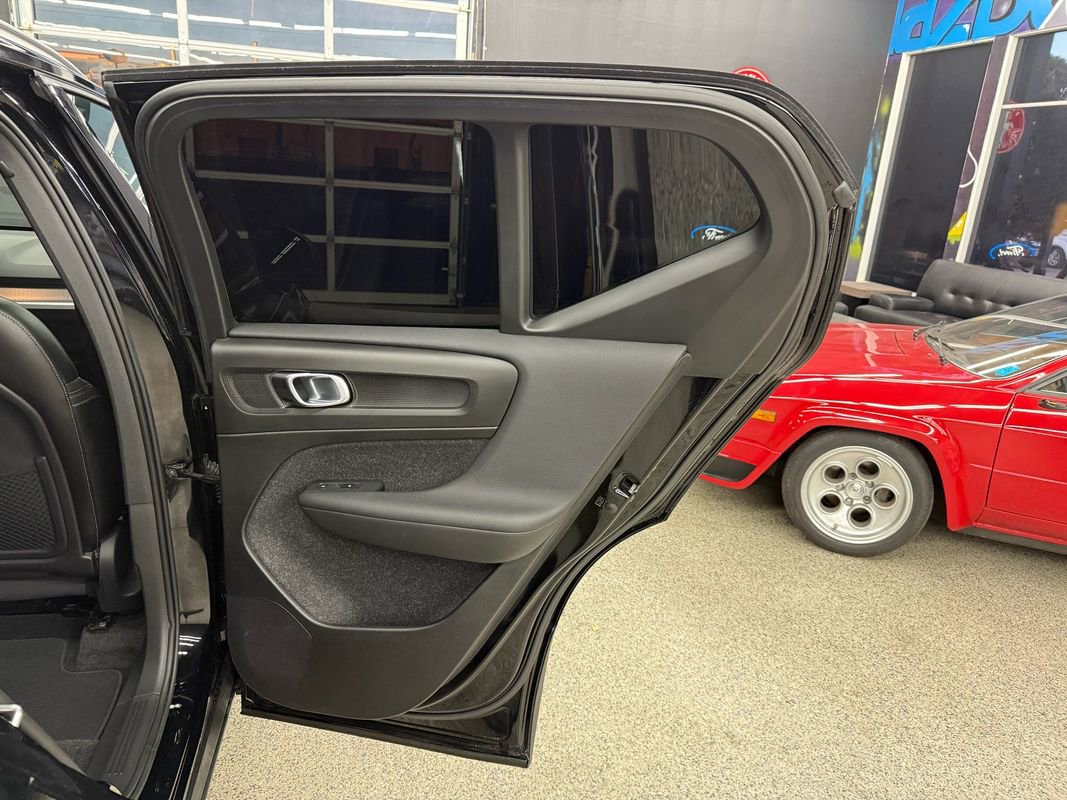 Used 2019 Volvo XC40 T5 Momentum image 17