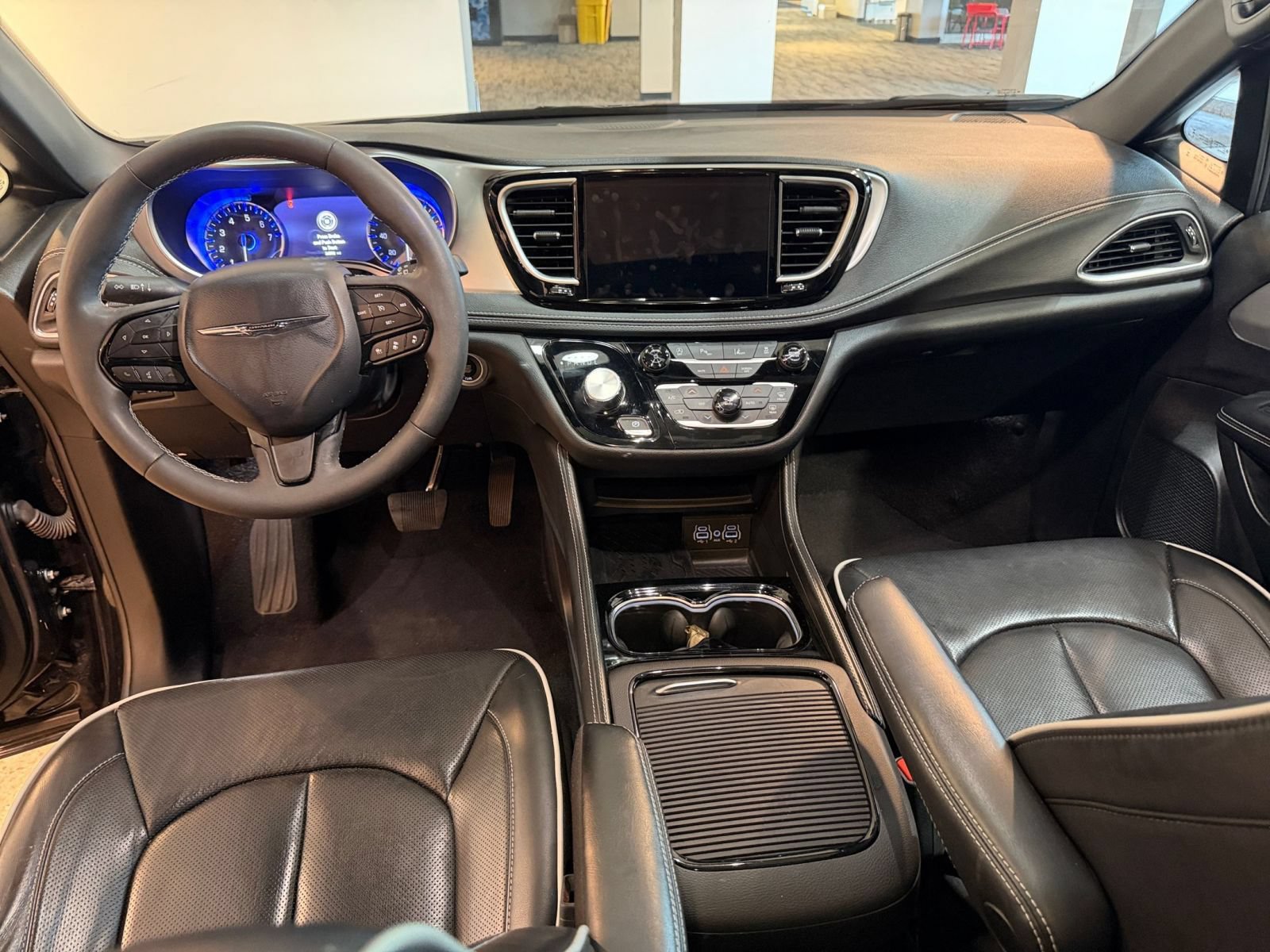 Used 2025 Chrysler Pacifica Limited FWD image 36