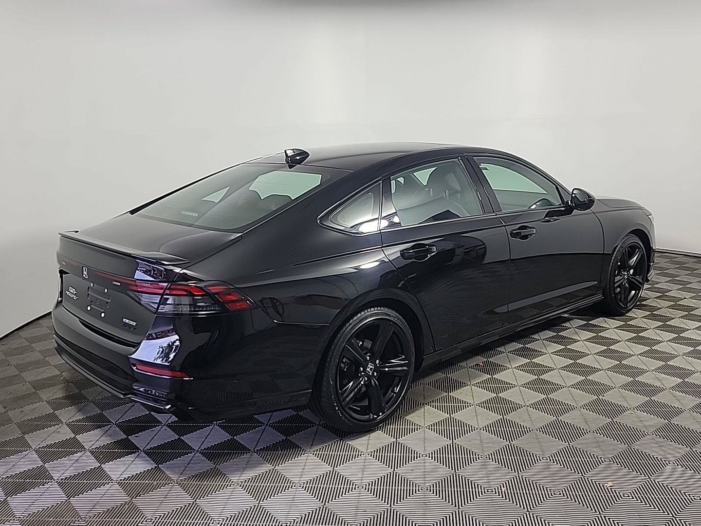 Used 2025 Honda Accord Sport image 4