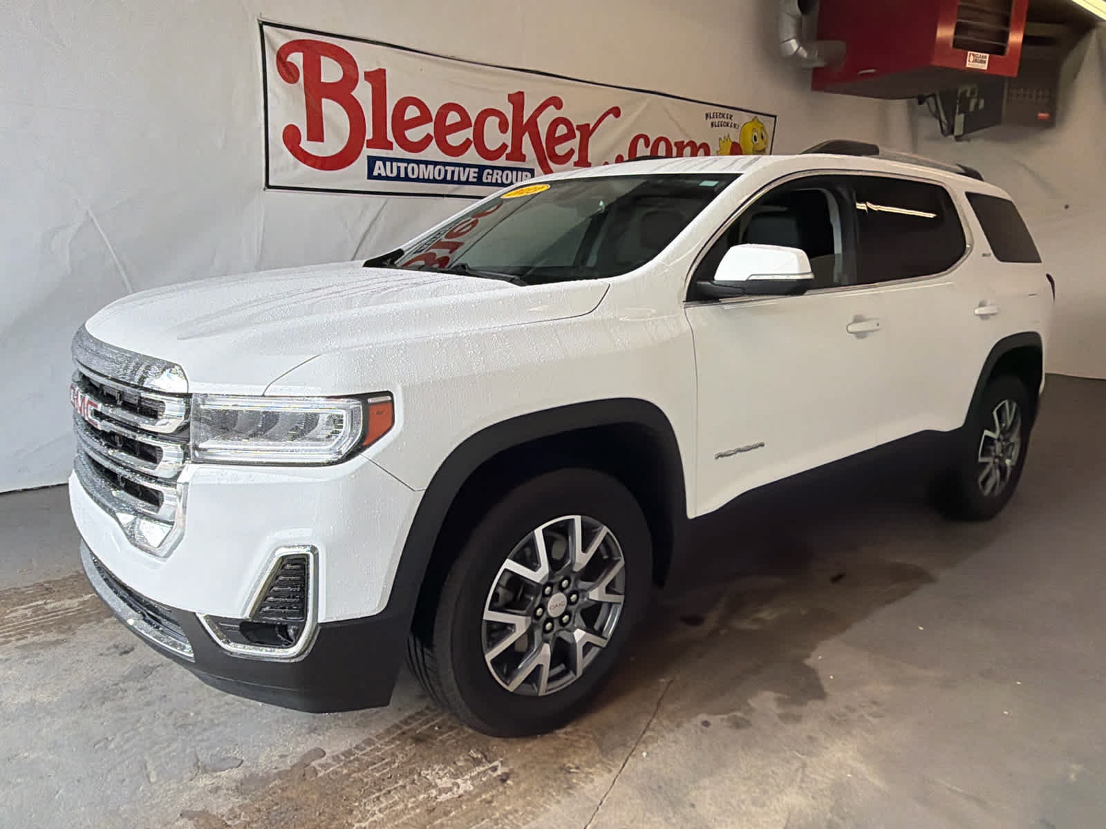 Used 2023 GMC Acadia SLT FWD image 2