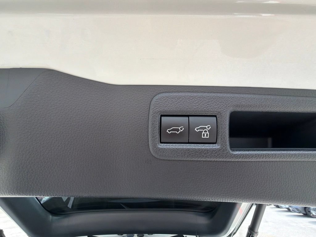 Used 2022 Toyota Venza XLE AWD/4WD image 13