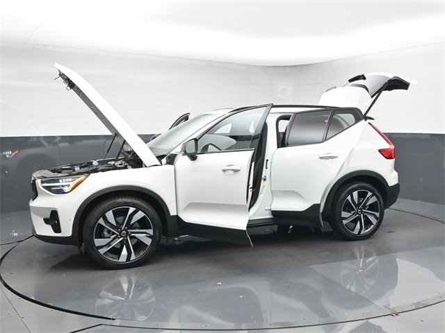 Used 2024 Volvo XC40 B5 Plus image 4