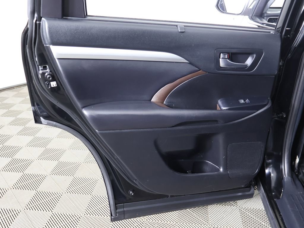 Used 2019 Toyota Highlander XLE AWD/4WD image 27