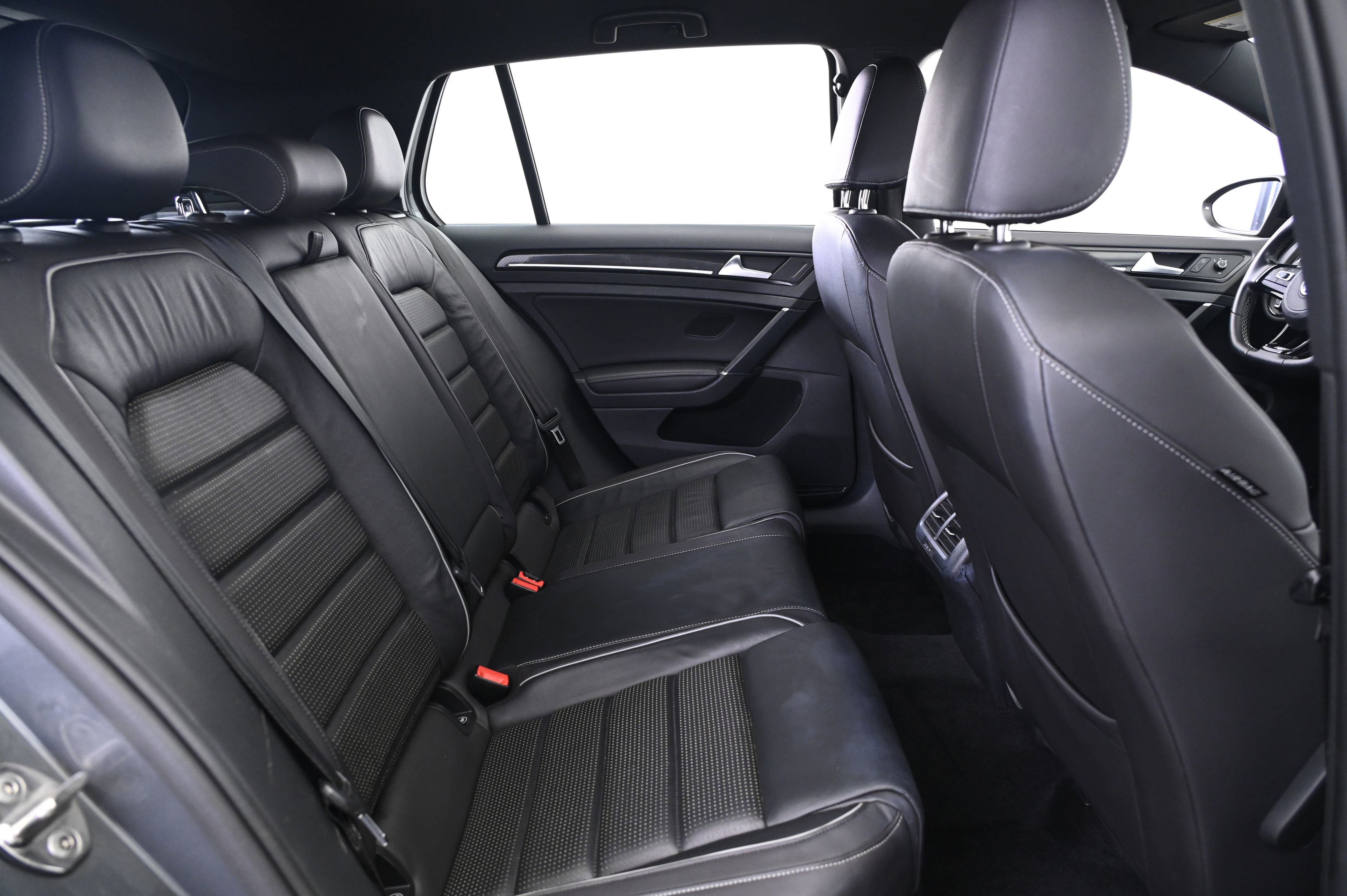 Used 2018 Volkswagen Golf R 4-Door image 18