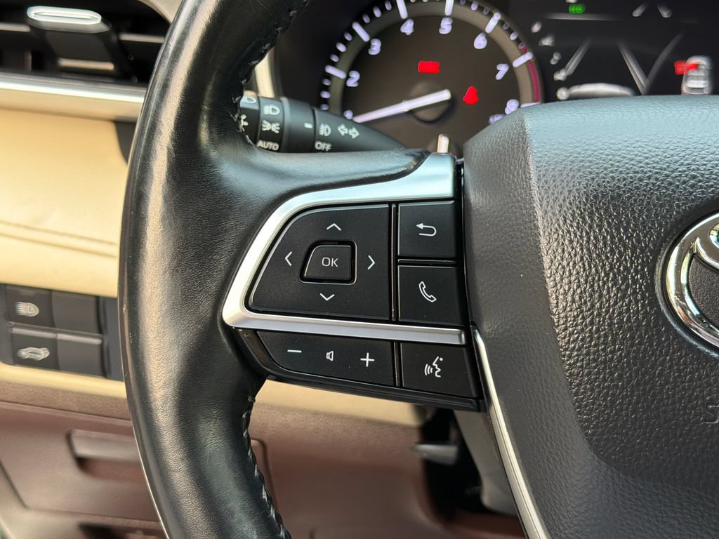 Used 2021 Toyota Highlander XLE AWD/4WD image 29