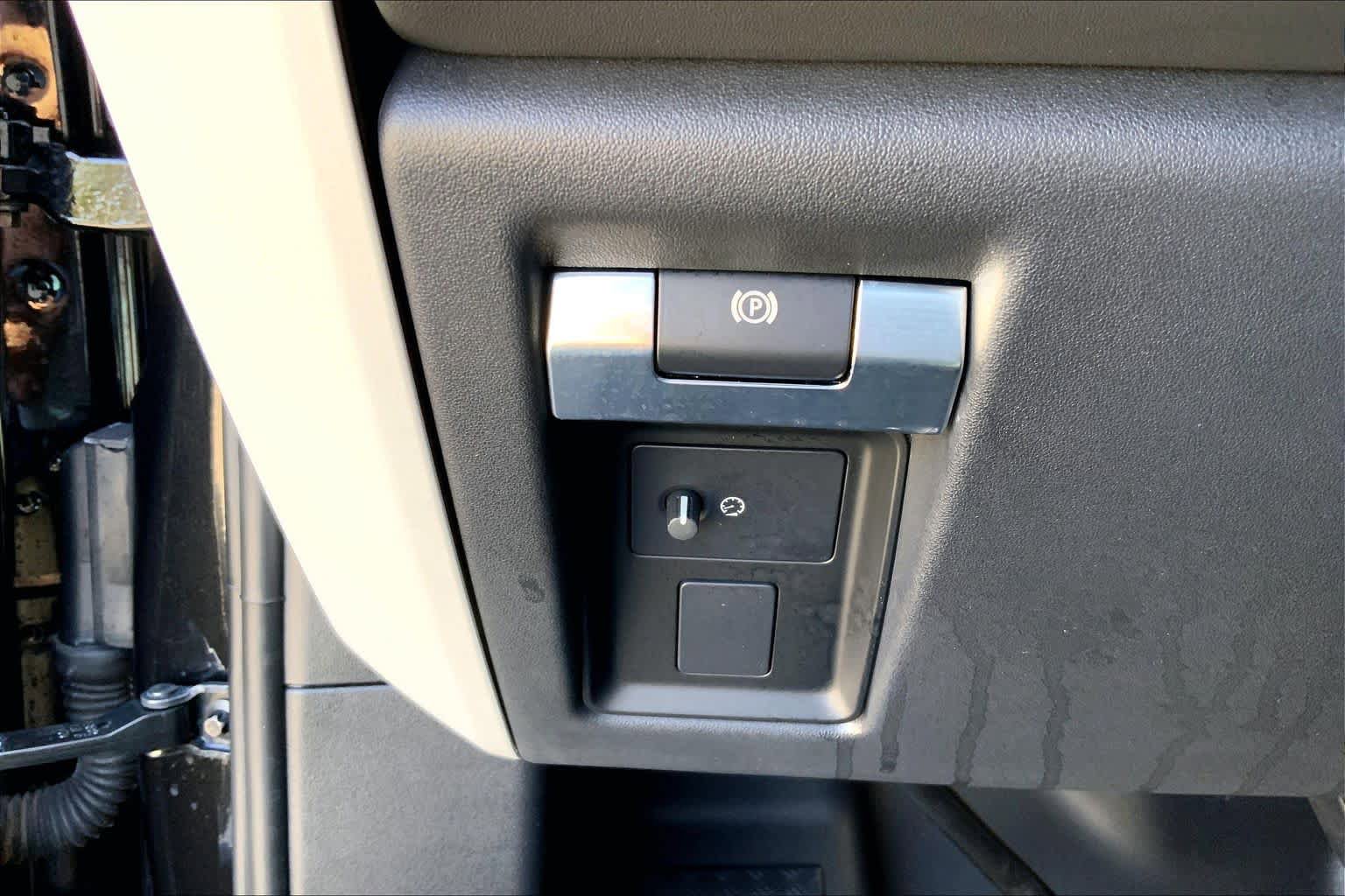 Certified 2025 Land Rover Defender 110 X-Dynamic SE image 30