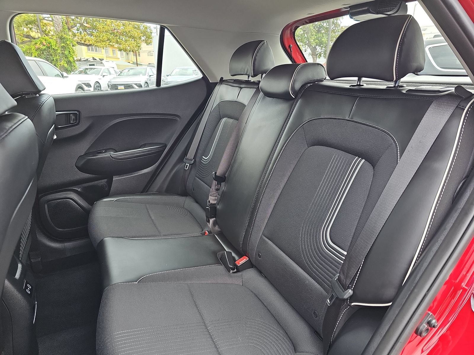 Certified 2025 Hyundai Venue Limited FWD image 13