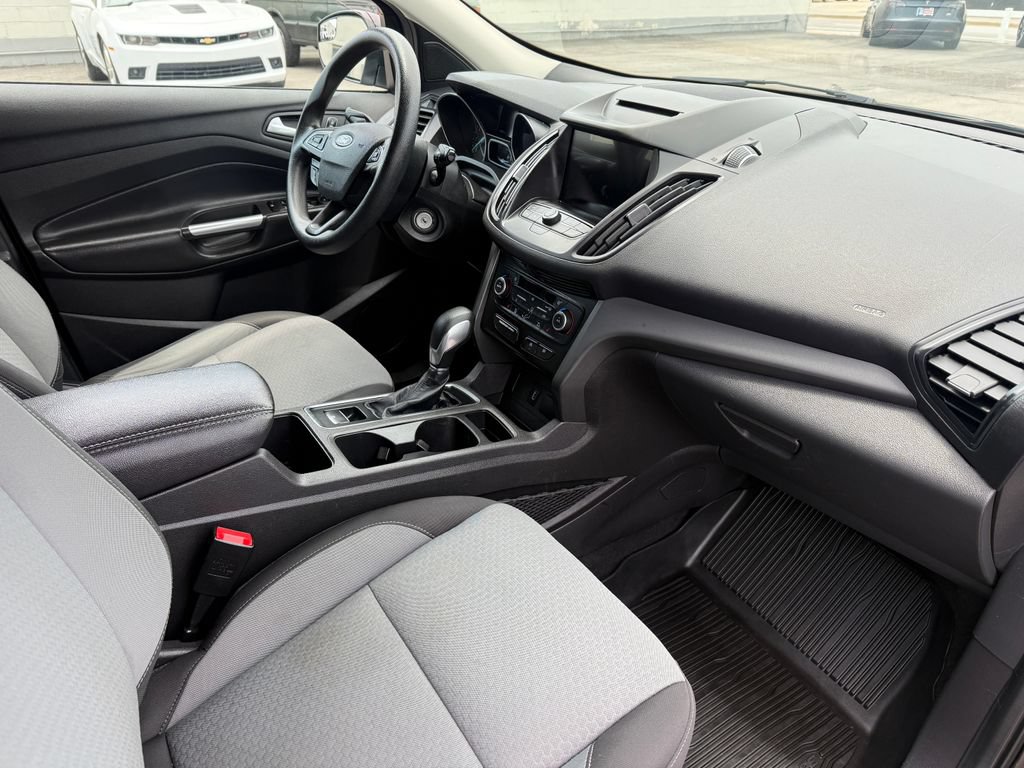 Used 2018 Ford Escape SE w/ SE Sync 3 Package AWD/4WD image 3