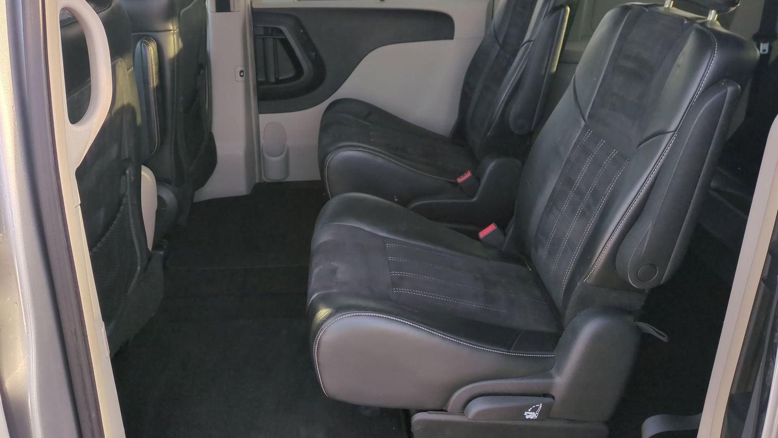 Used 2014 Chrysler Town & Country Touring-L image 22