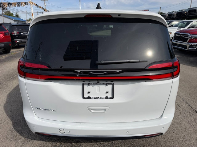 New 2027 Chrysler Pacifica Select FWD image 4