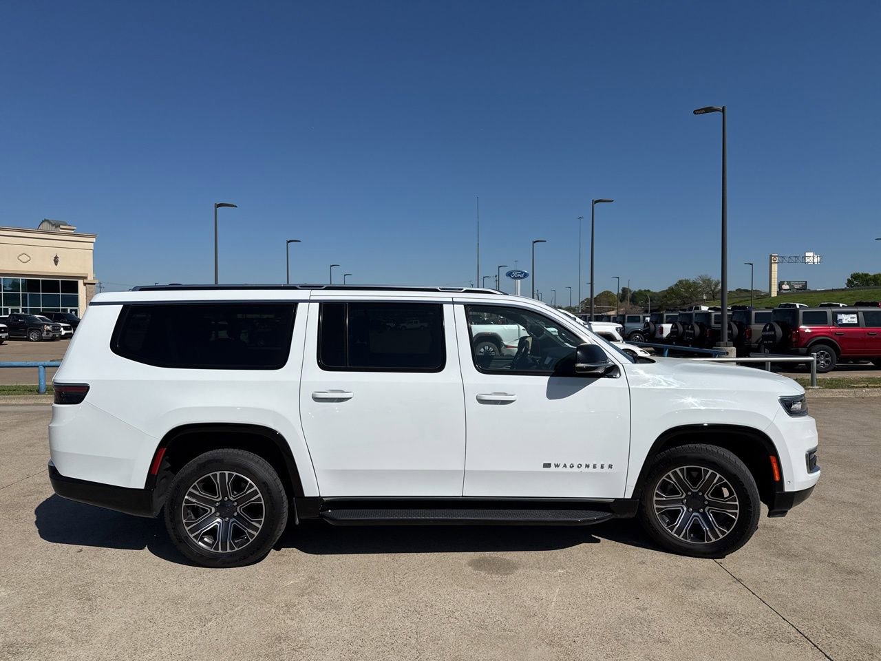 Used 2024 Jeep Wagoneer L Series II w/ Flexible Seating Group image 18