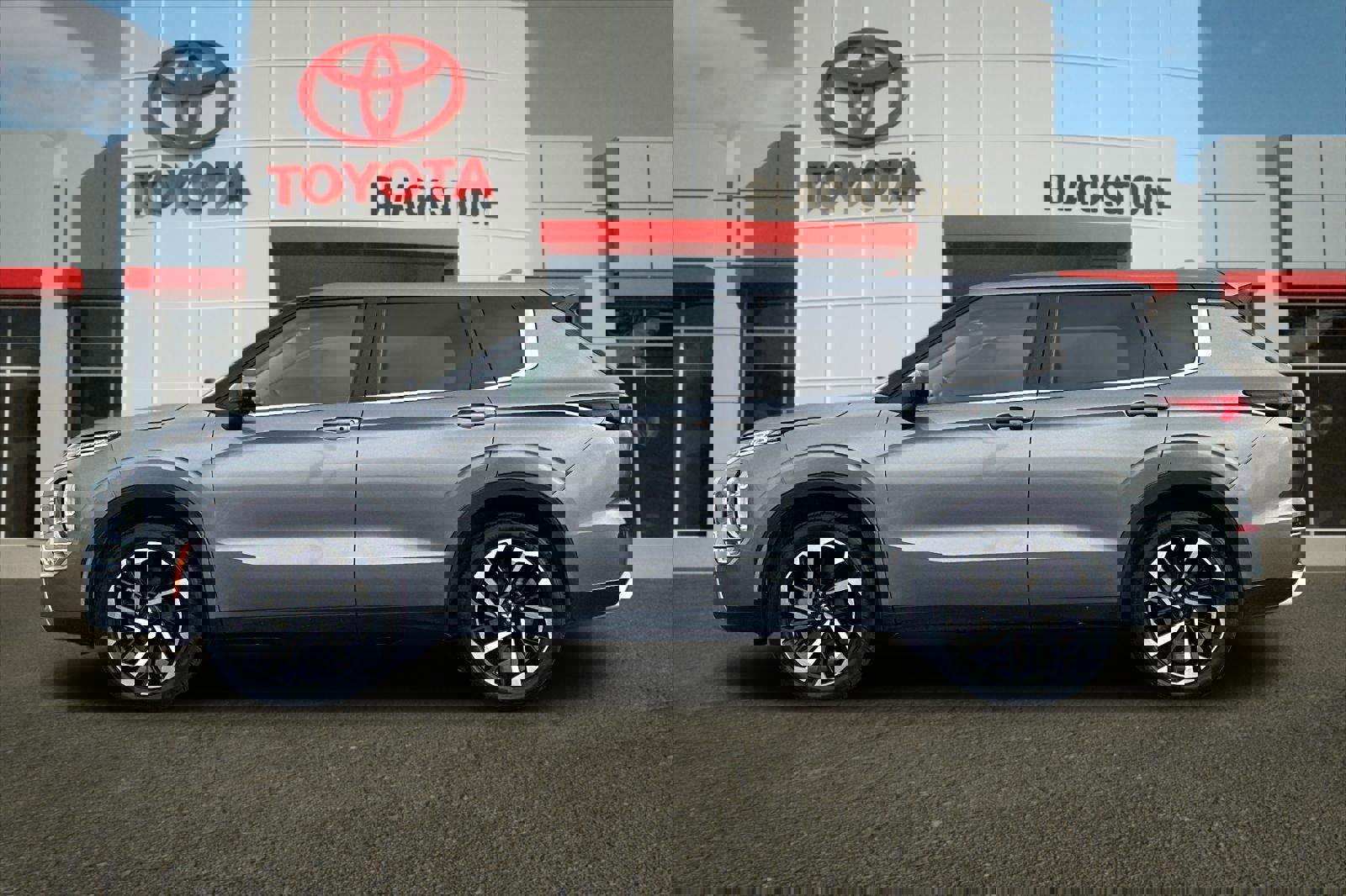 Used 2024 Mitsubishi Outlander SE image 6