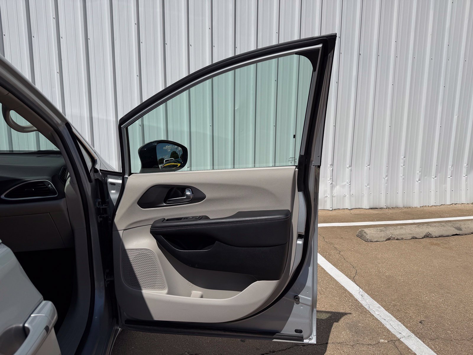 Used 2024 Chrysler Pacifica Touring-L FWD image 27