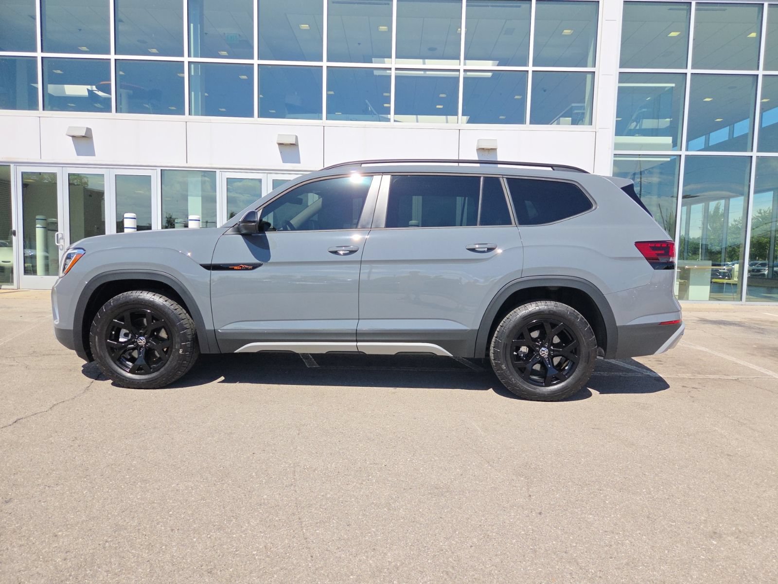 Certified 2024 Volkswagen Atlas Peak Edition SEL AWD/4WD image 9
