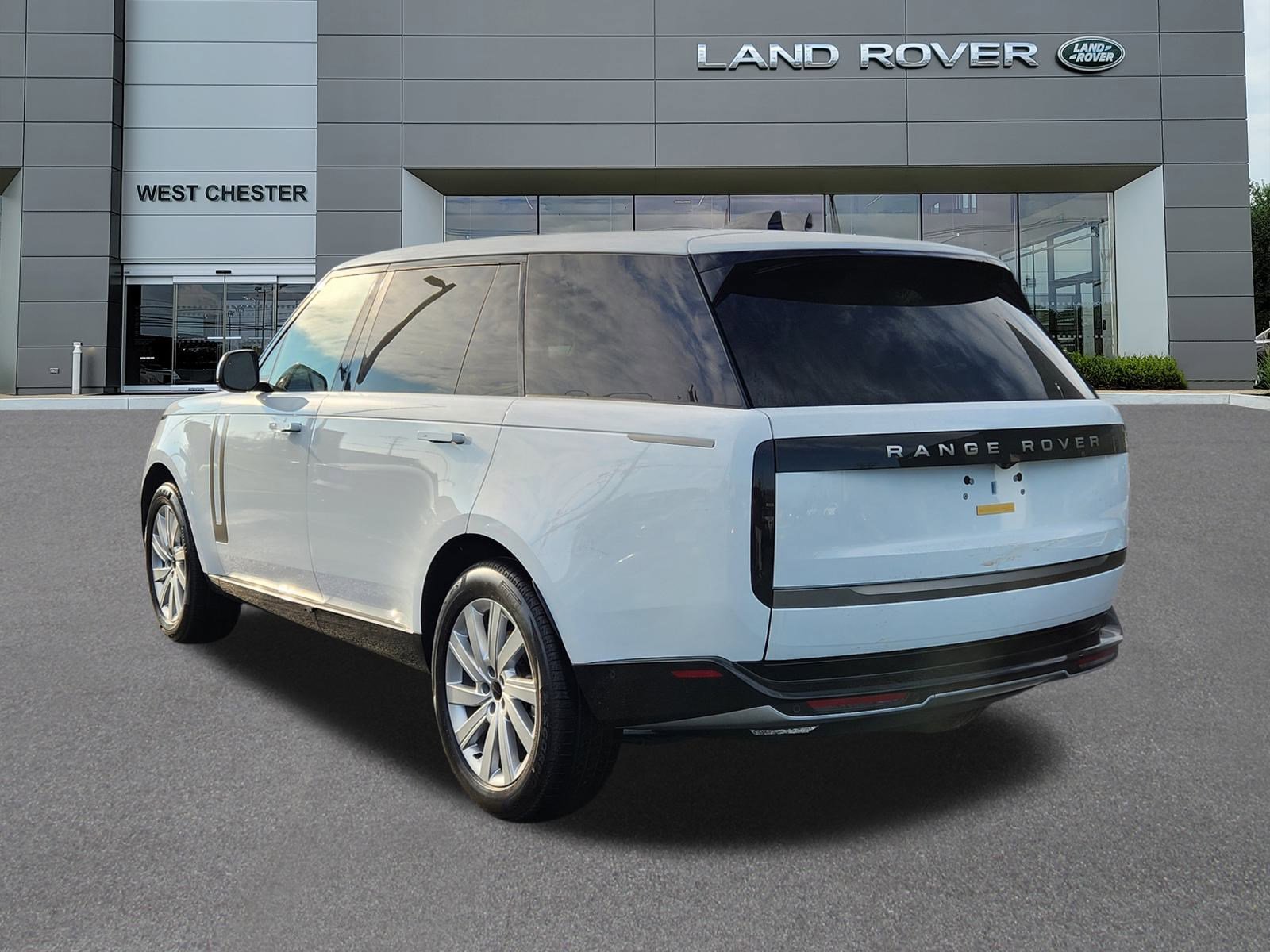 New 2026 Land Rover Range Rover Long Wheelbase SE image 3
