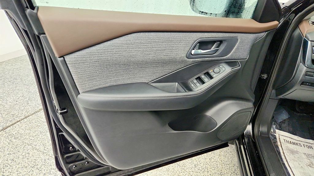 Used 2023 Nissan Rogue SV image 10