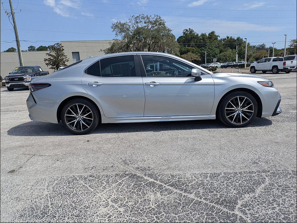 Used 2022 Toyota Camry SE w/ Audio Upgrade Package FWD image 3