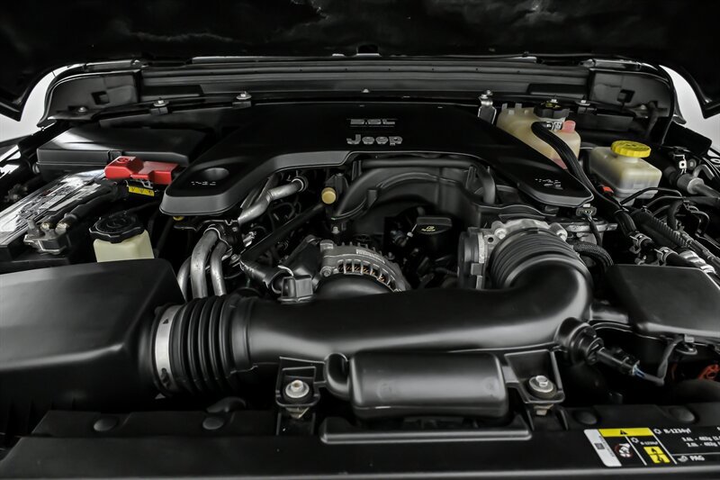 Used 2019 Jeep Wrangler Unlimited Sahara AWD/4WD image 14