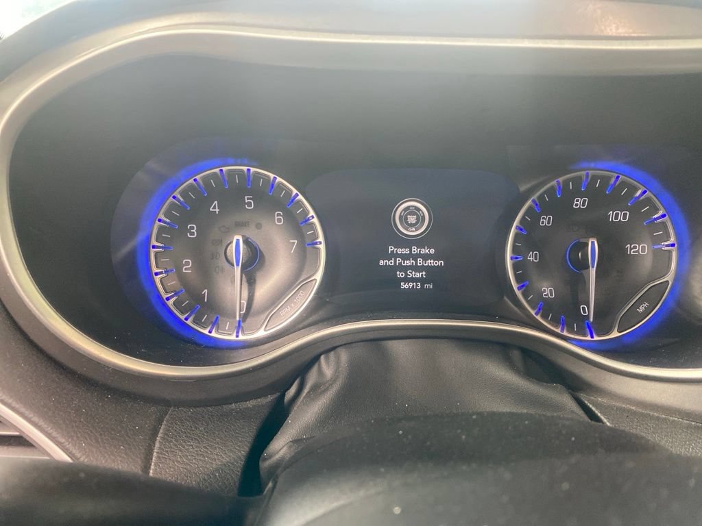 Used 2024 Chrysler Pacifica Touring-L FWD image 5