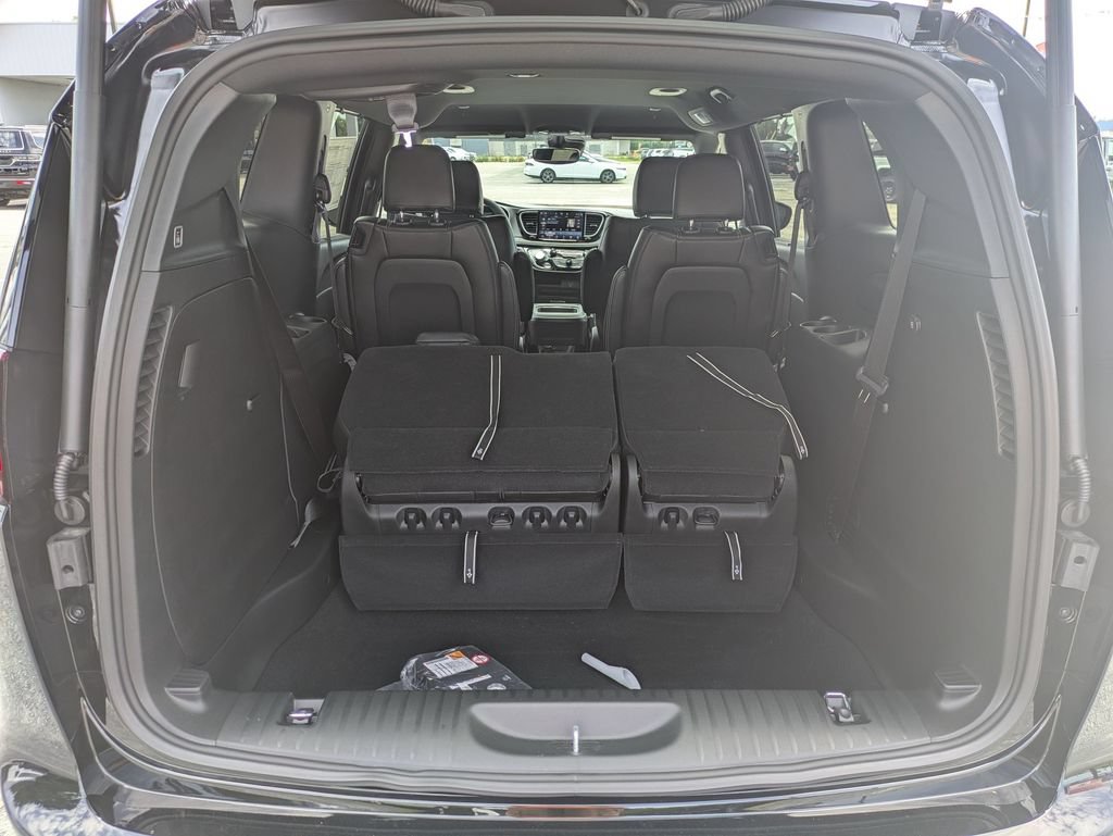 New 2027 Chrysler Pacifica Select FWD image 26