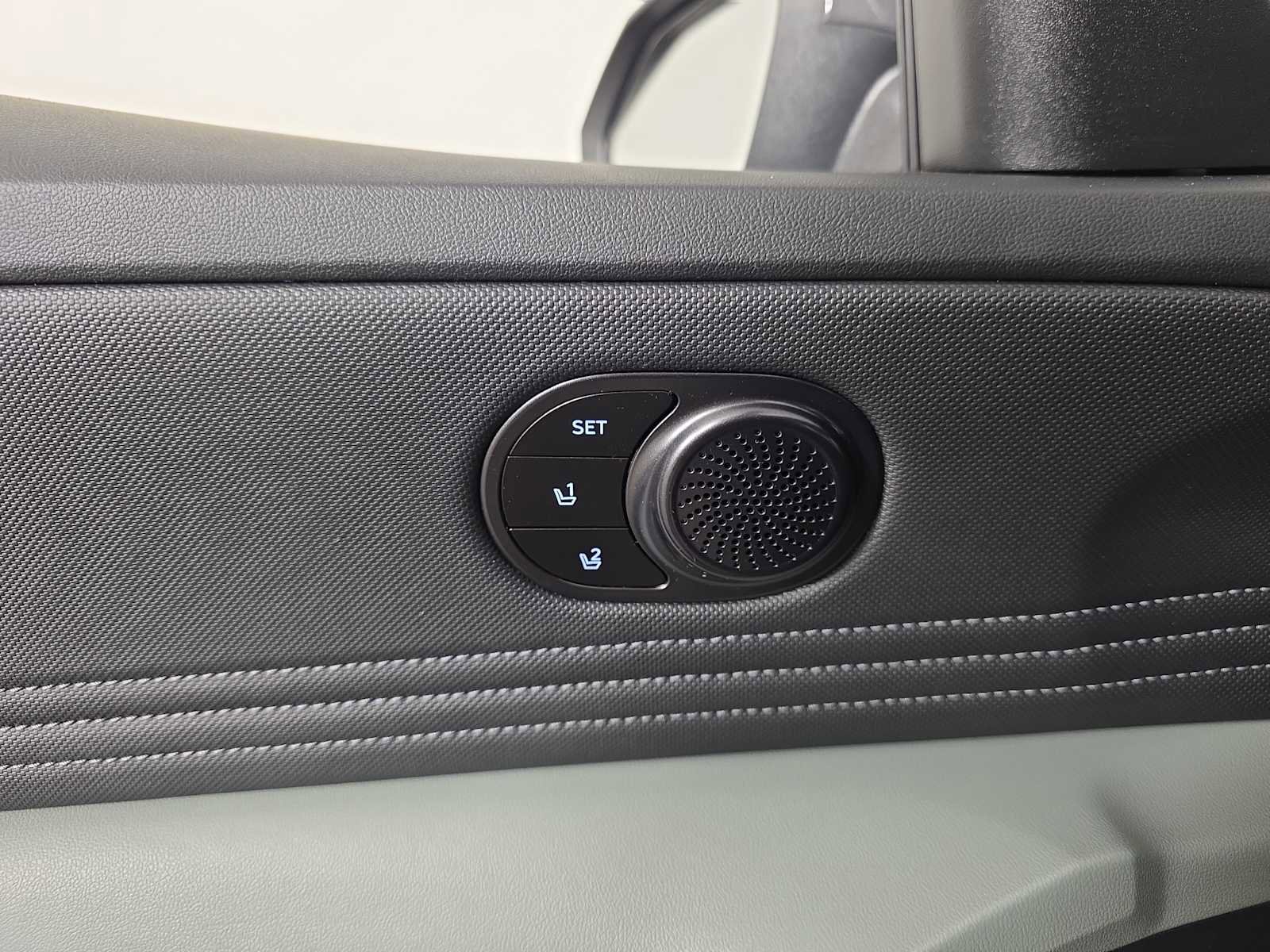 Used 2024 Hyundai Elantra Limited image 31