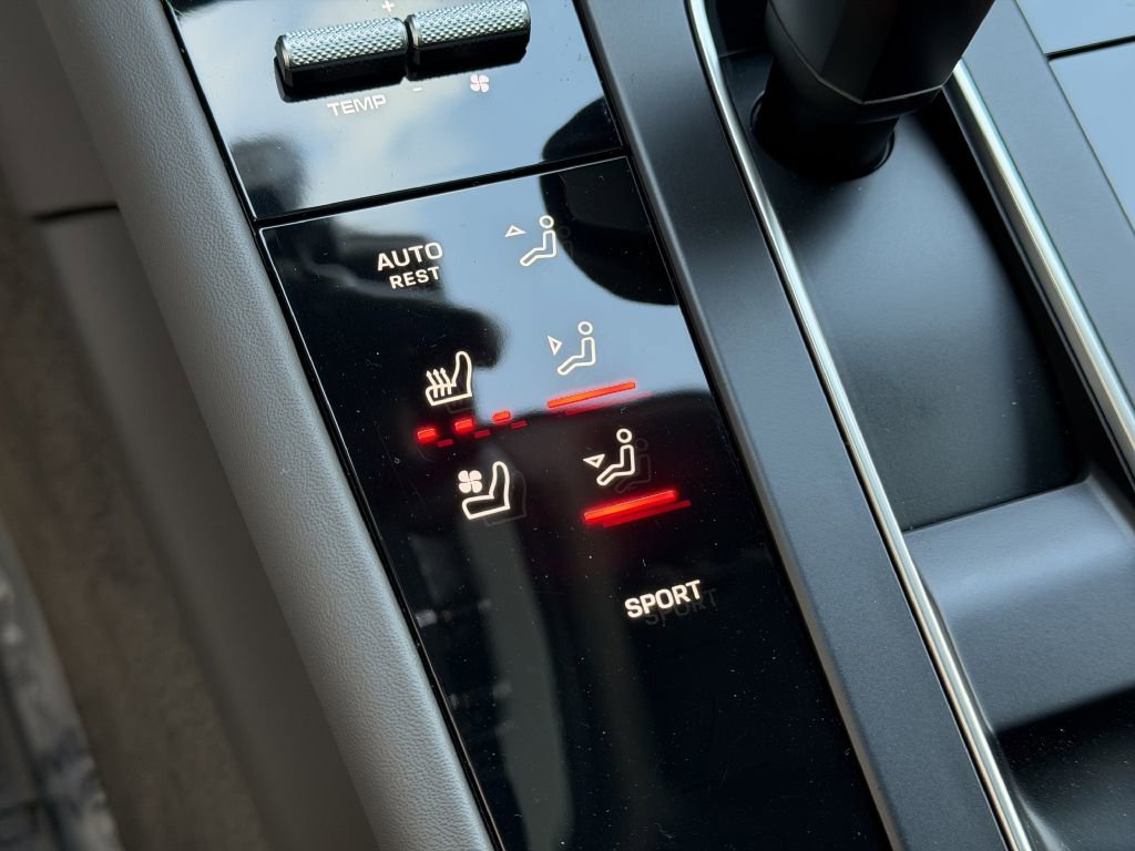 Used 2024 Porsche Macan BASE image 40