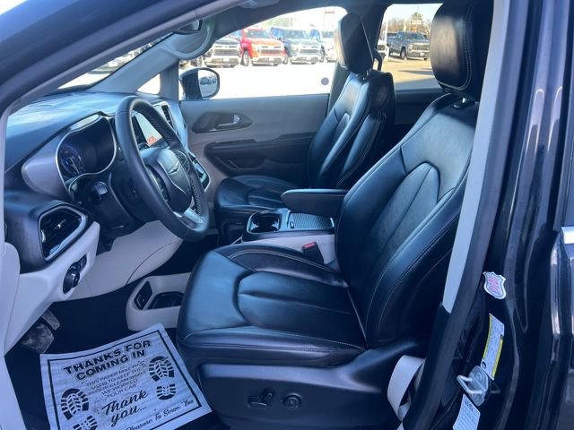 Used 2024 Chrysler Pacifica Touring-L FWD image 12