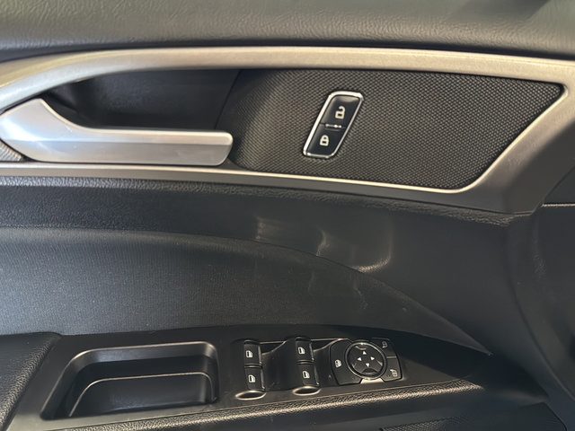 Used 2017 Ford Fusion SE FWD image 17