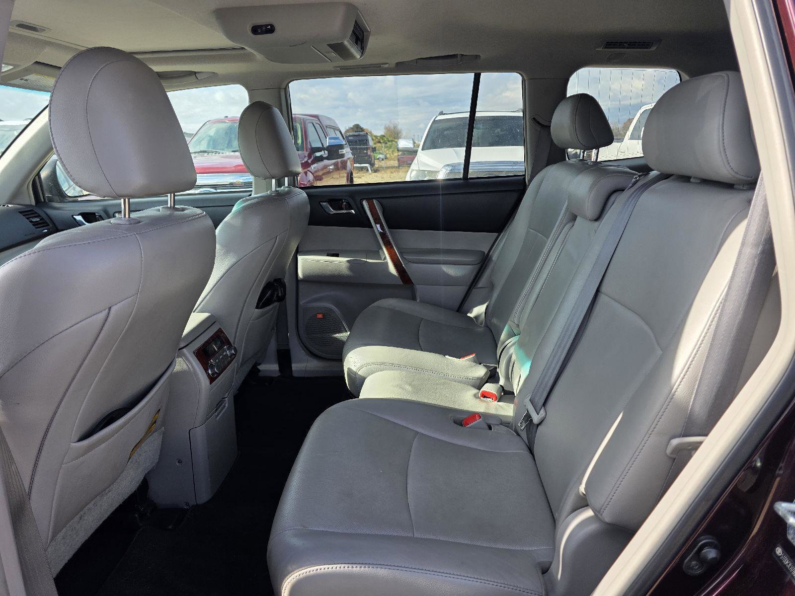 Used 2011 Toyota Highlander Limited w/ Tow Pkg image 12