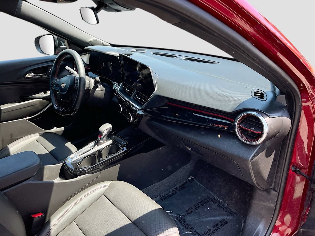 Used 2025 Chevrolet Trax RS w/ Sunroof Package FWD image 29