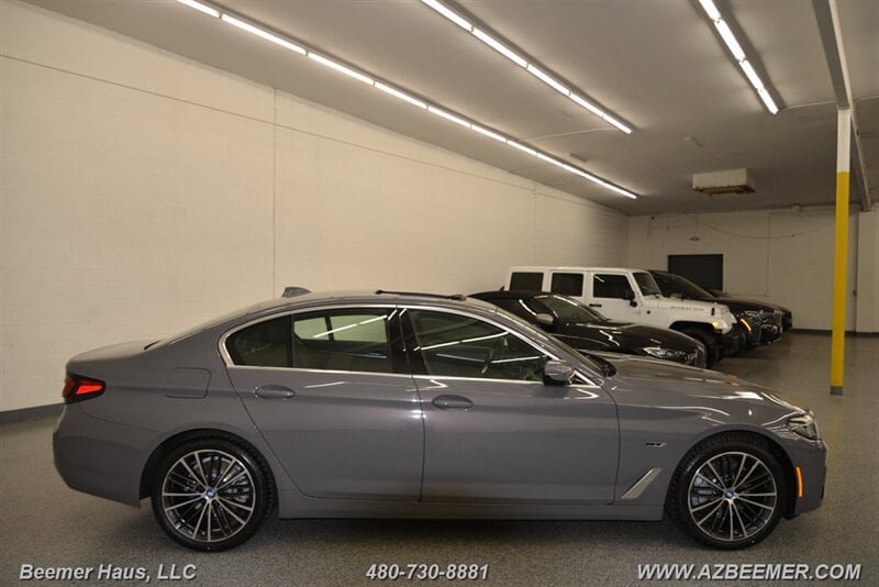 Used 2022 BMW 530e w/ Premium Package RWD image 9