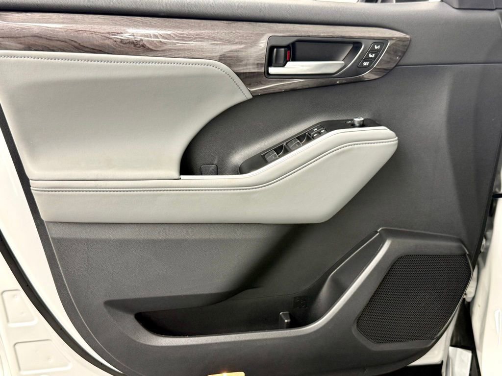 Used 2026 Toyota Highlander Platinum image 17