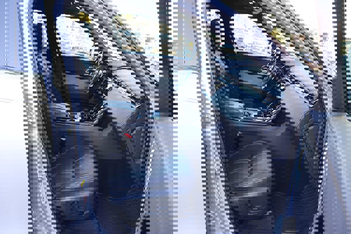 Used 2018 Land Rover Range Rover Velar R-Dynamic SE image 34