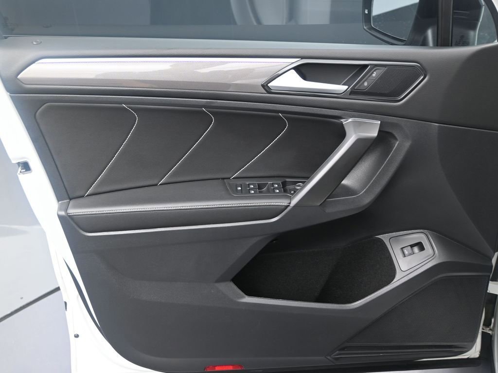 Used 2022 Volkswagen Tiguan SE R-Line image 10