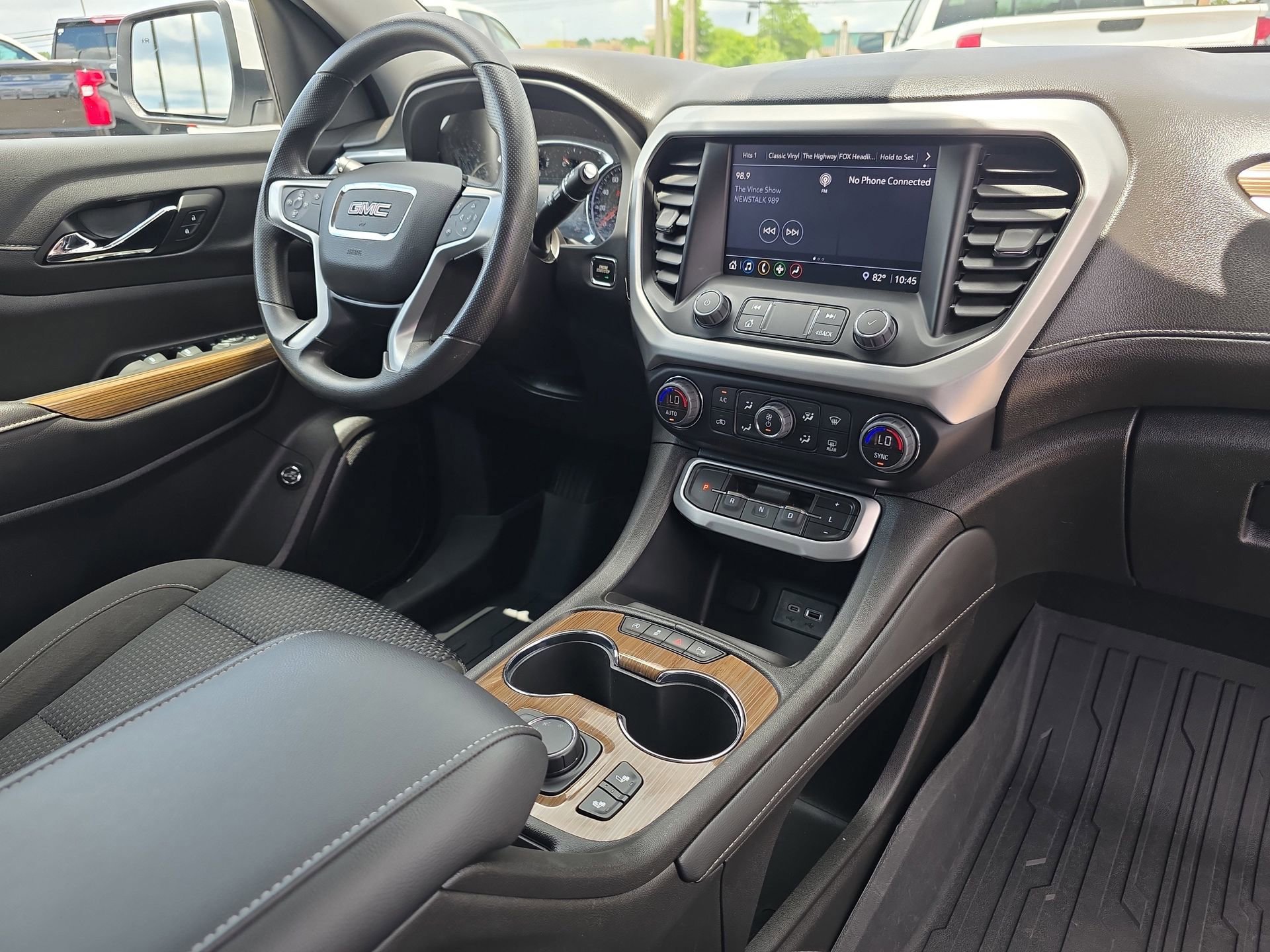 Used 2023 GMC Acadia SLE w/ Driver Convenience Package FWD image 17