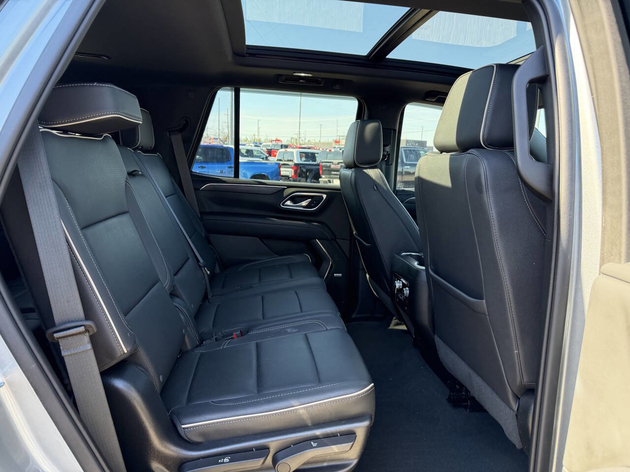 Used 2023 GMC Yukon SLT w/ SLT Luxury Package image 45