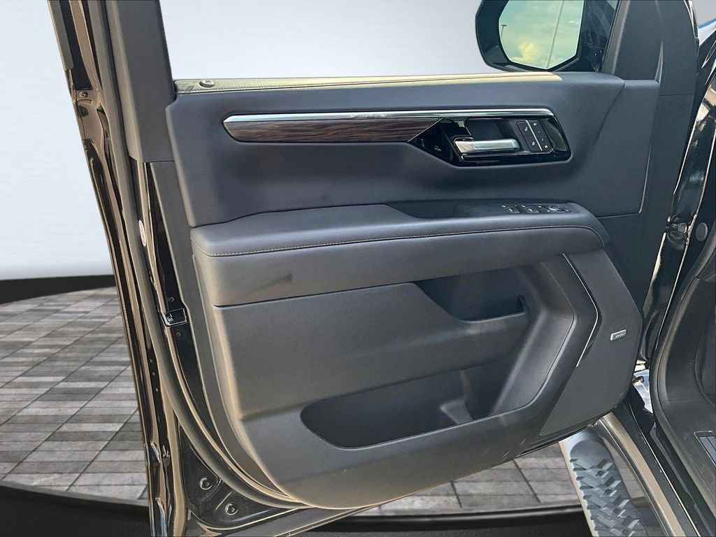 Used 2025 Chevrolet Tahoe Z71 w/ Comfort Package AWD/4WD image 21