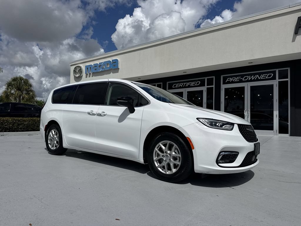Used 2024 Chrysler Pacifica Touring-L FWD image 22