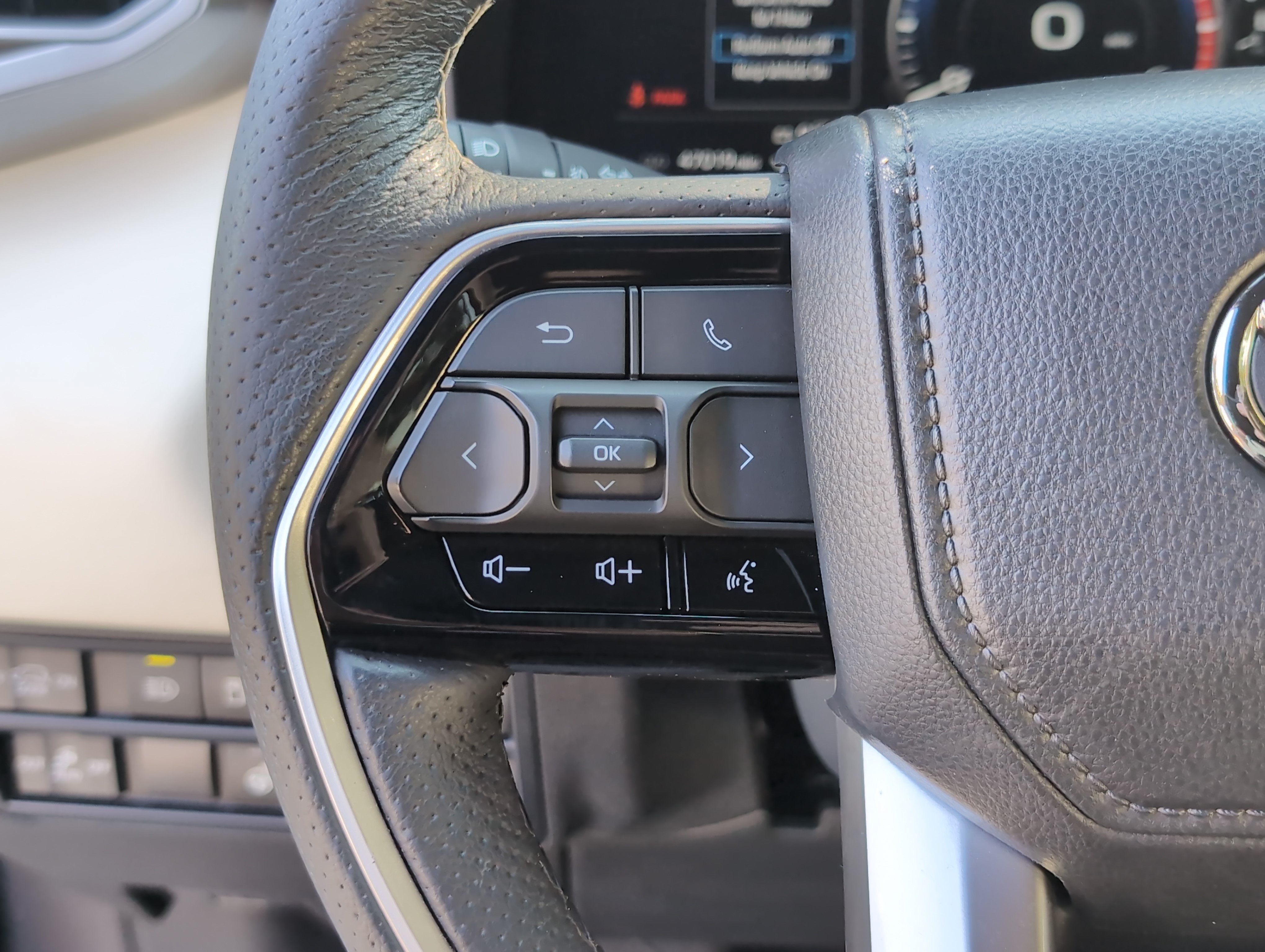 Used 2023 Toyota Sequoia Capstone AWD/4WD image 19