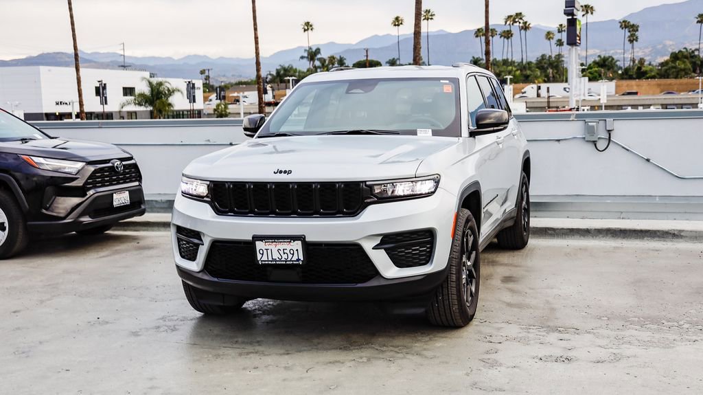 Used 2025 Jeep Grand Cherokee Altitude image 4