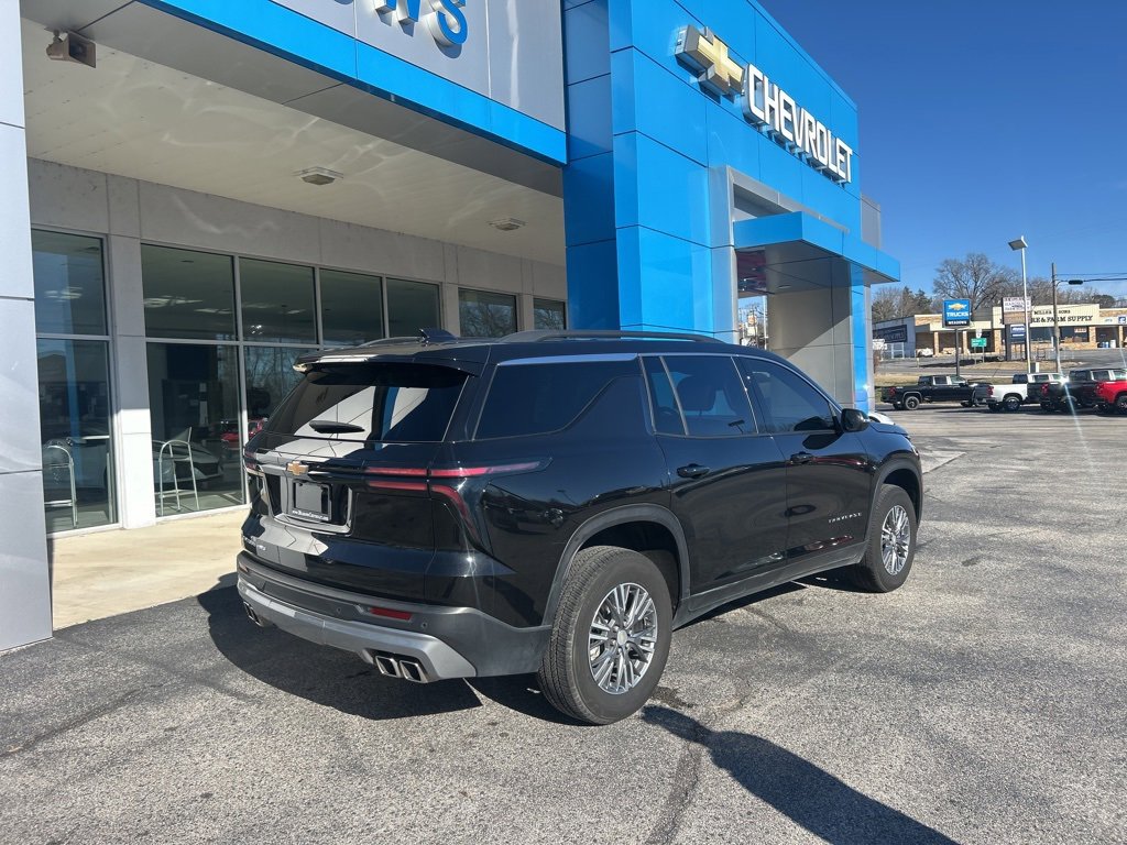 Used 2025 Chevrolet Traverse LT image 3