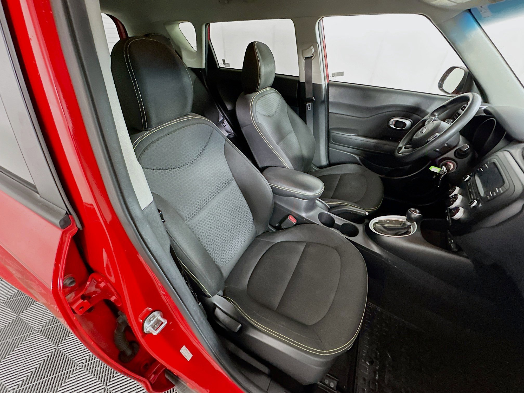 Used 2015 Kia Soul + FWD image 29