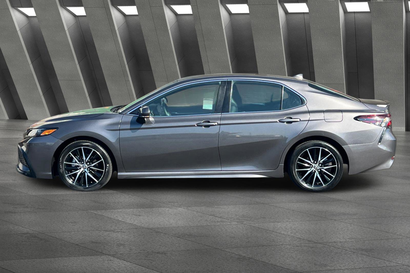 Used 2024 Toyota Camry SE image 7