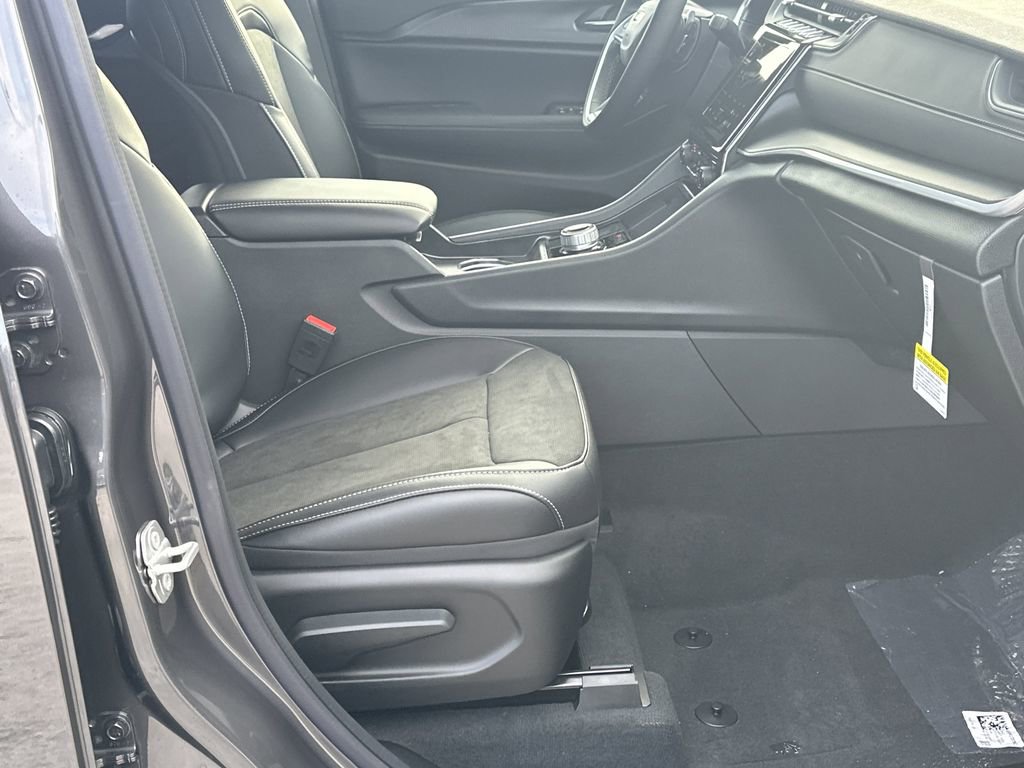 New 2025 Jeep Grand Cherokee Altitude image 13