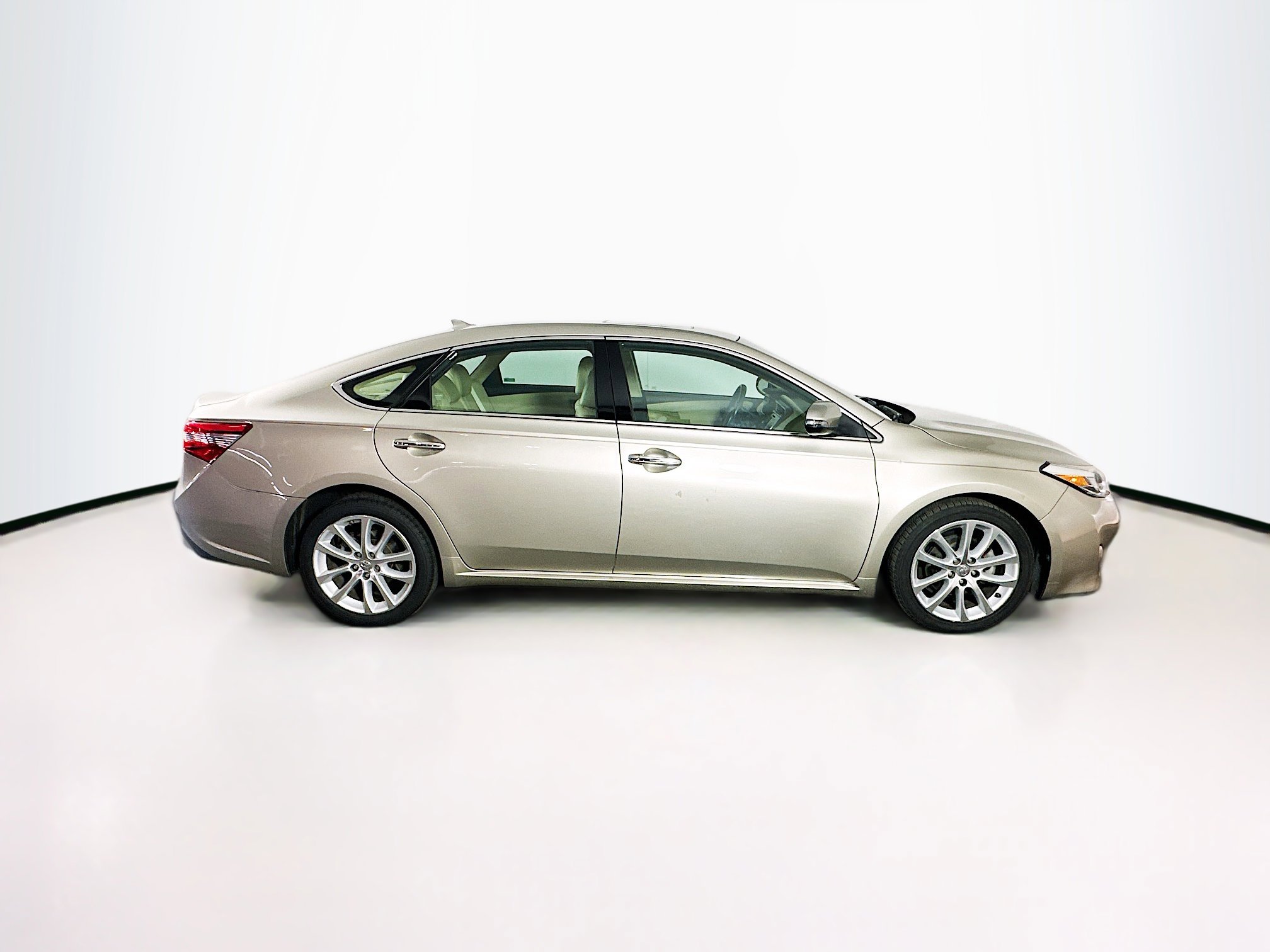 Used 2015 Toyota Avalon Limited w/ Technology Package FWD image 10