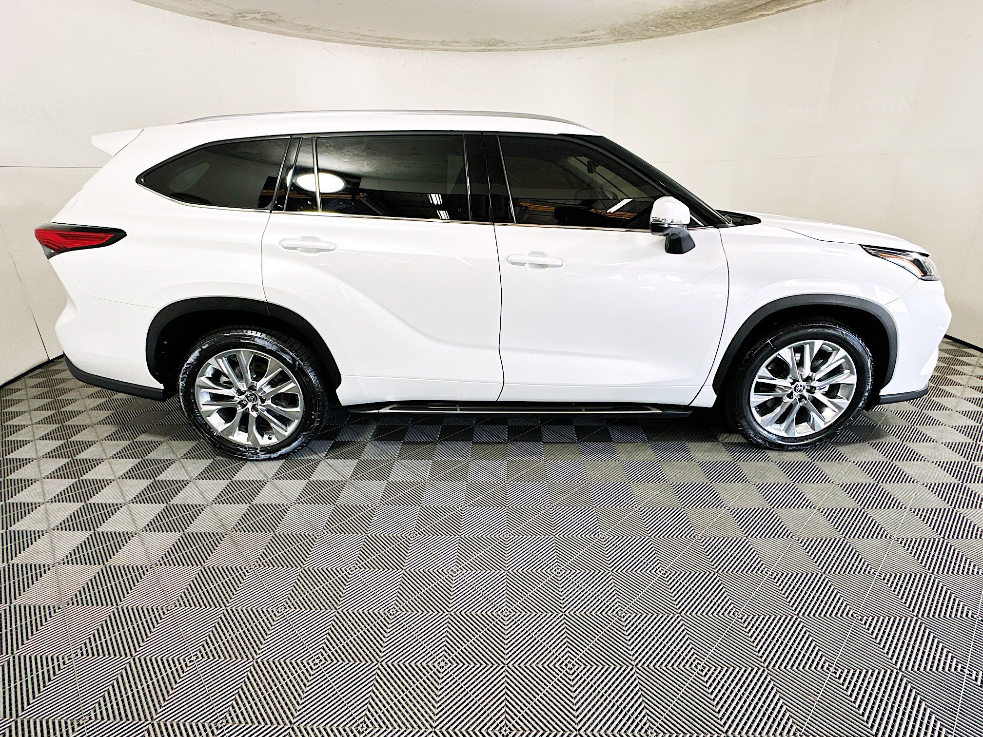 Used 2023 Toyota Highlander Limited image 2