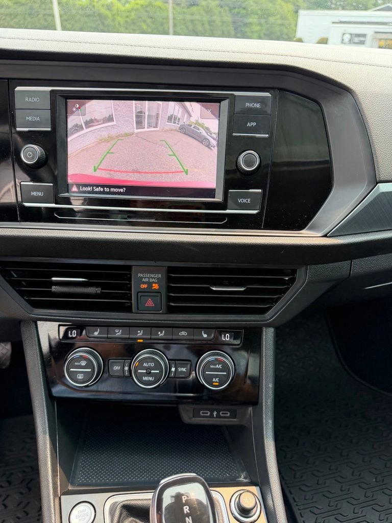 Used 2022 Volkswagen Jetta SE w/ Panoramic Sunroof Package FWD image 16