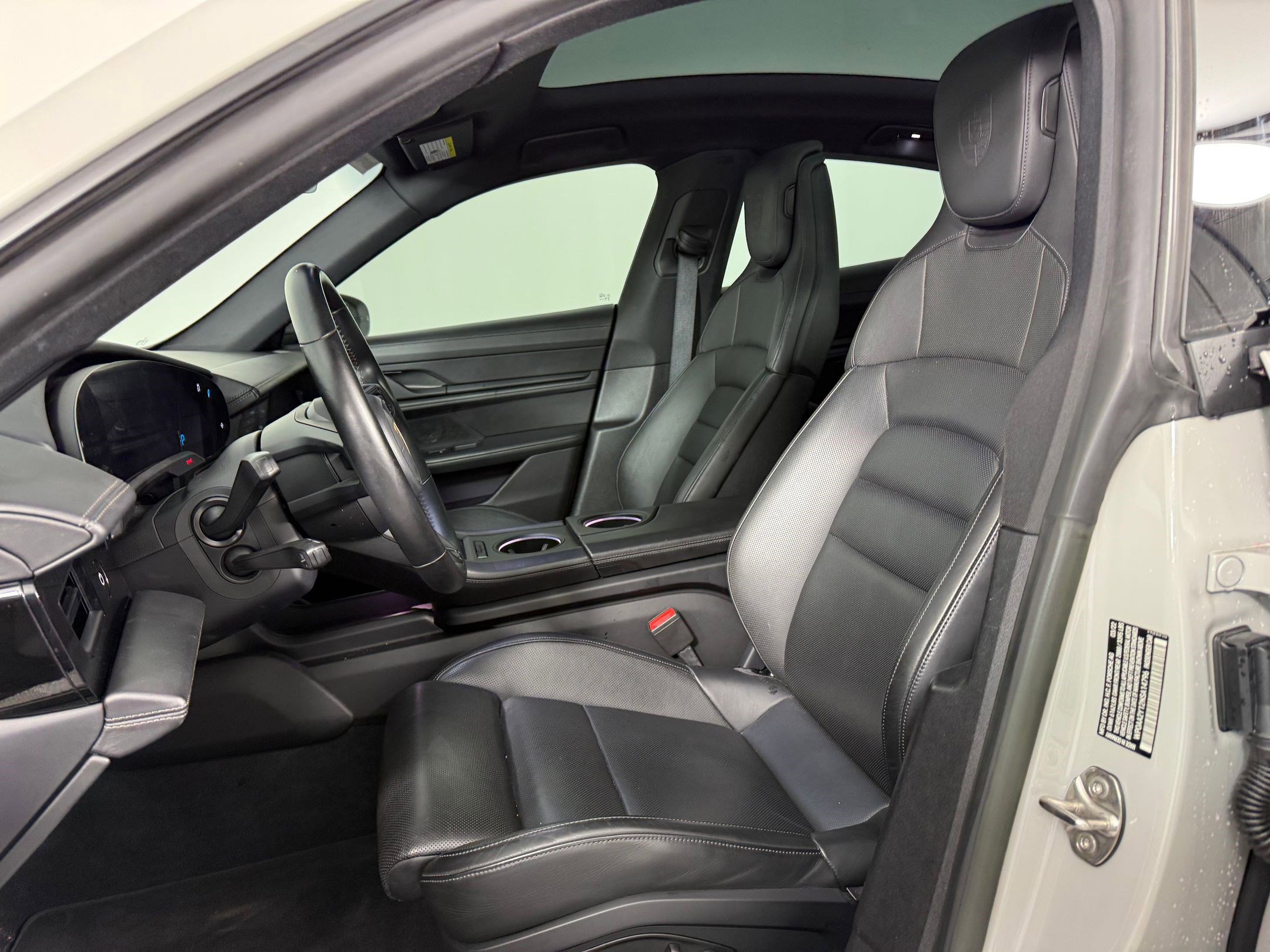 Used 2022 Porsche Taycan image 5