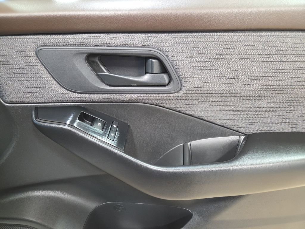 Used 2023 Nissan Rogue S image 19